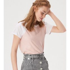 Crop top z raglanowymi rękawami - Różowy. Topy damskie Sinsay. W wyprzedaży za 7,99 zł.