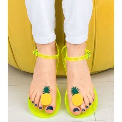 Sandałki damskie Ideal Shoes K-3700 Żółte. Żółte klapki damskie Ideal Shoes, bez wzorów, z tworzywa sztucznego, bez obcasa, na płaskiej podeszwie, bez zapięcia. Za 45,00 zł.