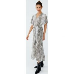 Kopertowa sukienka w wężowy wzór. Szare sukienki marki Pull&Bear, z kopertowym dekoltem, kopertowe. Za 139,00 zł.