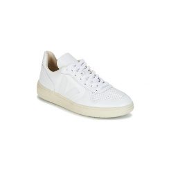 Buty Veja V-10. Białe trampki i tenisówki damskie marki Veja, bez wzorów, bez zapięcia. Za 549,00 zł.