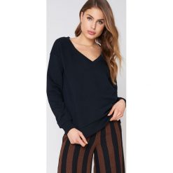 NA-KD Basic Bluza basic z dekoltem V - Black. Czarne bluzy damskie marki NA-KD Basic, bez wzorów, z bawełny, bez rękawów, bez kaptura. W wyprzedaży za 50,47 zł.