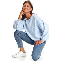 Bluza nierozpinana damska z nadrukiem. Niebieskie bluzy damskie Top Secret, na lato, z nadrukiem, z dzianiny, bez rękawów, bez kaptura. W wyprzedaży za 39,99 zł.