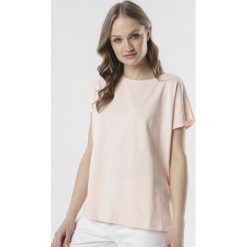 Jasnoróżowy T-shirt Adreamala. Różowe t-shirty damskie Born2be, xl, bez wzorów, z dzianiny, z okrągłym kołnierzem, z krótkim rękawem. Za 39,99 zł.