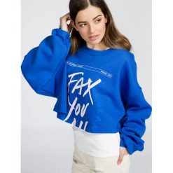 Jakub Polanka x Bibloo Faux On. Bluza Niebieski. Niebieskie bluzy damskie Jakub Polanka x Bibloo, z nadrukiem, z bawełny, bez rękawów, bez kaptura. Za 654,95 zł.