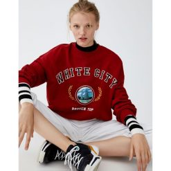 Bordowa bluza college. Czerwone bluzy damskie Pull&Bear, bez wzorów, bez rękawów, bez kaptura. Za 99,90 zł.