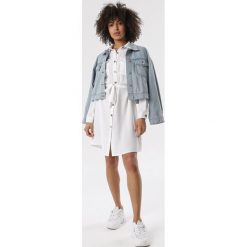 Biała Sukienka Dalilure. Białe sukienki damskie Born2be, xl, w paski, z tkaniny, eleganckie, z wykładanym kołnierzem, bez rękawów, midi, dopasowane. Za 89,99 zł.