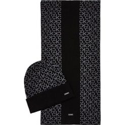 Calvin Klein Ustaw czapki i szaliki indyjskie. Beanie Mono Gift Pack Beanie -Scarf Black Beauty. Czarne szaliki męskie Calvin Klein, na zimę, bez wzorów. W wyprzedaży za 263,00 zł.