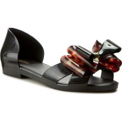 Sandały MELISSA - Seduction II Ad 31920 Black/Tortoise 52812. Czarne klapki damskie Melissa, z aplikacjami, z tworzywa sztucznego, bez obcasa, na obcasie. W wyprzedaży za 179,00 zł.