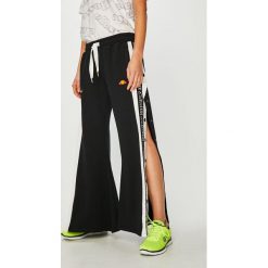Ellesse - Spodnie. Czarne spodnie damskie Ellesse, bez wzorów, z bawełny, casualowe. W wyprzedaży za 119,90 zł.