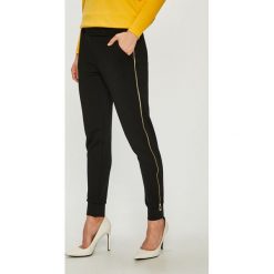 Guess Jeans - Spodnie. Czarne spodnie damskie Guess Jeans, s, z aplikacjami, z bawełny, casualowe. W wyprzedaży za 269,90 zł.