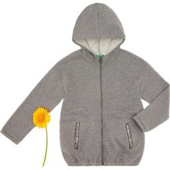 Bluza w kolorze szarym. Szare bluzy niemowlęce Benetton Kids, bez wzorów, bez rękawów, bez kaptura. W wyprzedaży za 47,95 zł.