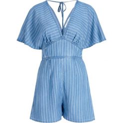 Kombinezon Guess W92D73 D2GZ4. Niebieskie kombinezony damskie Guess, xs, z aplikacjami, z lyocellu, bez kołnierzyka, bez rękawów. W wyprzedaży za 249,00 zł.