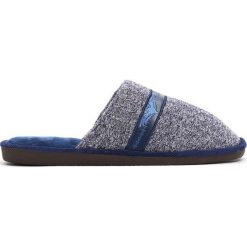 Granatowe Kapcie Semi. Niebieskie kapcie męskie Born2be, z materiału. Za 39,99 zł.