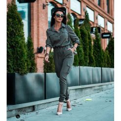 Kombinezon ,,GOLD POCKET" khaki. Brązowe kombinezony damskie Divinostyle, s, bez wzorów, z poliesteru, bez kołnierzyka, z długim rękawem, długie. Za 209,00 zł.