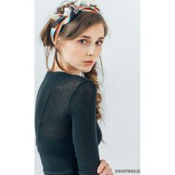 Bluzka basic. Szare bluzki damskie Pakamera, z dzianiny, z okrągłym kołnierzem. Za 189,00 zł.