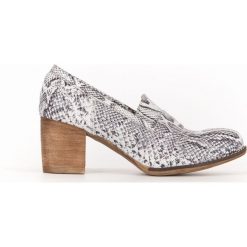 Wężowe półbuty na 6 cm słupku - skóra naturalna - model 250 - kolor biały wąż. Białe półbuty damskie Zapato, bez wzorów, ze skóry, bez obcasa, na słupku, bez zapięcia. Za 319,00 zł.