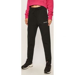 New Balance - Spodnie. Czarne legginsy damskie New Balance, s, bez wzorów, z bawełny. W wyprzedaży za 239,90 zł.
