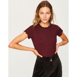 T-shirt z pofalowaną lamówką - Bordowy. Czerwone t-shirty damskie Reserved, l. Za 39,99 zł.