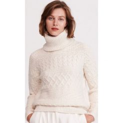 Sweter z golfem - Kremowy. Białe swetry damskie Reserved, m. W wyprzedaży za 59,99 zł.
