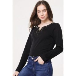 Czarna Bluzka Wary. Czarne bluzki damskie Born2be, s, z aplikacjami, z dzianiny, z okrągłym kołnierzem, z długim rękawem. Za 14,99 zł.