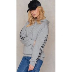 Bluzy rozpinane damskie: NA-KD Bluza z nadrukiem The Future Equals Female - Grey