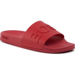 Klapki BOSS - Bay Slid 50425152 10224455 01 Medium Red 610. Czerwone klapki męskie Boss, z tworzywa sztucznego, bez zapięcia. W wyprzedaży za 269,00 zł.