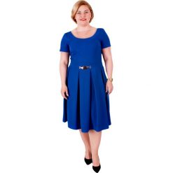Niebieska rozkloszowana sukienka kontrafałdy na wesele duże rozmiary oversize. Niebieskie sukienki damskie Moda Size Plus Iwanek, do pracy, w paski, ze skóry, eleganckie, bez kołnierzyka, z krótkim rękawem, krótkie, mini, rozkloszowane. Za 179,00 zł.