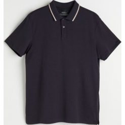 Bawełniana koszulka polo - Granatowy. Niebieskie koszulki męskie Reserved, s, bez wzorów, z bawełny, polo, bez rękawów. Za 99,99 zł.