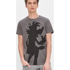 T-shirt z nadrukiem Wilk i zając - Szary. Szare t-shirty męskie House, s, z nadrukiem, bez kołnierzyka. Za 59,99 zł.