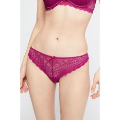 Etam - Stringi Cherie Cherie. Czerwone majtki damskie Etam, w koronkowe wzory, z elastanu. Za 49,90 zł.