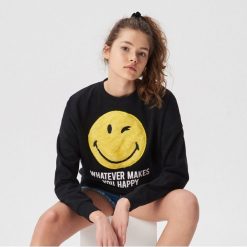 Bluza z pluszową aplikacją Smiley - Czarny. Czarne bluzy damskie Sinsay, s, z aplikacjami, bez rękawów, bez kaptura. Za 59,99 zł.