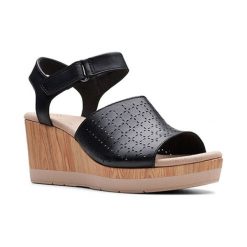 Skórzane sandały w kolorze czarnym. Sandały damskie Clarks, Wojas. W wyprzedaży za 189,95 zł.