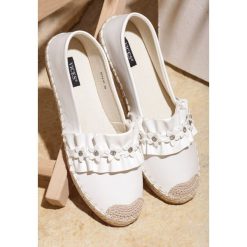 Białe Espadryle Gonna Be Lonely. Białe espadryle damskie Renee, bez wzorów, bez obcasa, na płaskiej podeszwie. Za 59,99 zł.