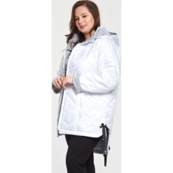 Biała pikowana kurtka Martyna z odpinanym kapturem XXL OVERSIZE. Białe kurtki damskie Moda Size Plus Iwanek, na wiosnę, s, bez wzorów, z poliesteru, eleganckie. Za 249,90 zł.