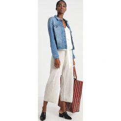 Mavi CHARLIZE Kurtka jeansowa mid sporty. Niebieskie kurtki damskie marki Mavi, xs, bez wzorów, z elastanu. Za 349,00 zł.