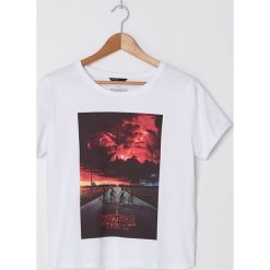 Koszulka Stranger Things - Biały. Białe koszulki damskie House, s, bez wzorów, bez kołnierzyka, bez rękawów. Za 49,99 zł.