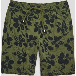 Szorty jogger z nadrukiem - Khaki. Brązowe spodenki i szorty męskie Cropp, z nadrukiem. W wyprzedaży za 48,99 zł.