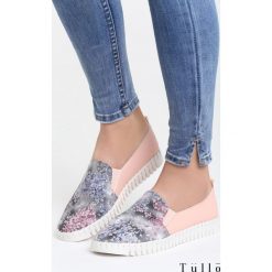 Różowe Slip On Graciousness. Różowe trampki i tenisówki damskie Born2be, z materiału. Za 59,99 zł.