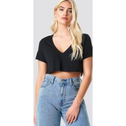 NA-KD Basic Krótki T-shirt z dekoltem V - Black. Czarne t-shirty damskie NA-KD Basic, z bawełny. Za 40,95 zł.