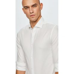 Guess Jeans - Koszula. Białe koszule męskie Guess Jeans, xl, z aplikacjami, z bawełny, casualowe, z włoskim kołnierzykiem, z długim rękawem. W wyprzedaży za 259,90 zł.