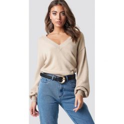 Luisa Lion x NA-KD Sweter z głębokim dekoltem v - Beige. Brązowe swetry damskie marki Luisa Lion x NA-KD, bez wzorów, z materiału, bez rękawów, długie, bez kaptura. Za 161,95 zł.