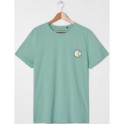 T-shirt z nadrukami - Turkusowy. Niebieskie t-shirty męskie House, s, z nadrukiem, bez kołnierzyka. W wyprzedaży za 29,99 zł.