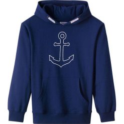 Bluza z kapturem bonprix ciemnoniebieski z nadrukiem. Niebieskie bluzy chłopięce bonprix, z nadrukiem, bez rękawów, z kapturem. Za 49,99 zł.