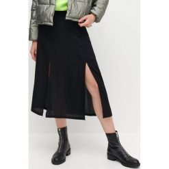 Spódnica z rozcięciami -. Spódniczki damskie Reserved, bez wzorów. Za 89,99 zł.