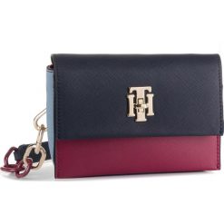 Saszetka nerka TOMMY HILFIGER - Th Saffiano Belt Bag AW0AW06908 320. Niebieskie nerki damskie TOMMY HILFIGER, bez wzorów, ze skóry ekologicznej, młodzieżowe, bez dodatków. W wyprzedaży za 359,00 zł.