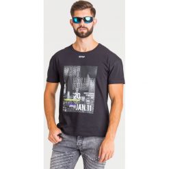 T-SHIRT ICE PLAY. Czarne t-shirty męskie s, z nadrukiem, z bawełny, z okrągłym kołnierzem. Za 129,50 zł.