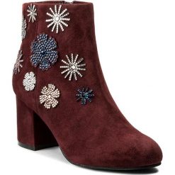 Botki GUESS - Malvina FLMAL4 SUE10 BORDE. Czerwone botki damskie na obcasie marki Guess, z materiału. W wyprzedaży za 369,00 zł.