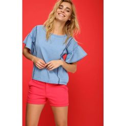 BLUZKA KRÓTKI RĘKAW LUŹNA, Z FALBANKAMI. Niebieskie bluzki damskie Top Secret, z haftami, eleganckie, z falbankami, z krótkim rękawem. W wyprzedaży za 39,99 zł.