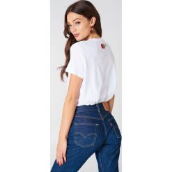 NA-KD T-shirt Rose Neck Embroidery - White. Białe t-shirty damskie NA-KD, z haftami, z bawełny, z okrągłym kołnierzem. W wyprzedaży za 36,48 zł.