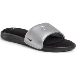 Klapki NIKE - Ultra Comfort3 Slide AR4497 007 Black/Black/Metallic Silver. Szare klapki damskie Nike, bez wzorów, ze skóry ekologicznej, bez obcasa. W wyprzedaży za 159,00 zł.
